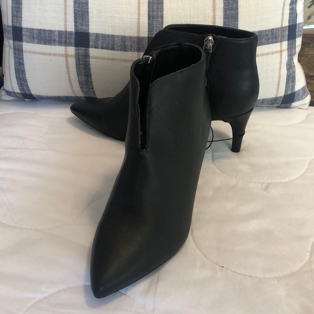 Tahari Boots Size 8